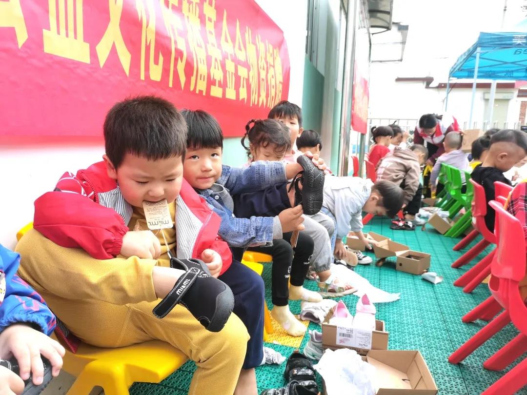 河南省公益文化传播基金会联合杭州慕沙实业有限公司，向灾区儿童捐赠爱心物资