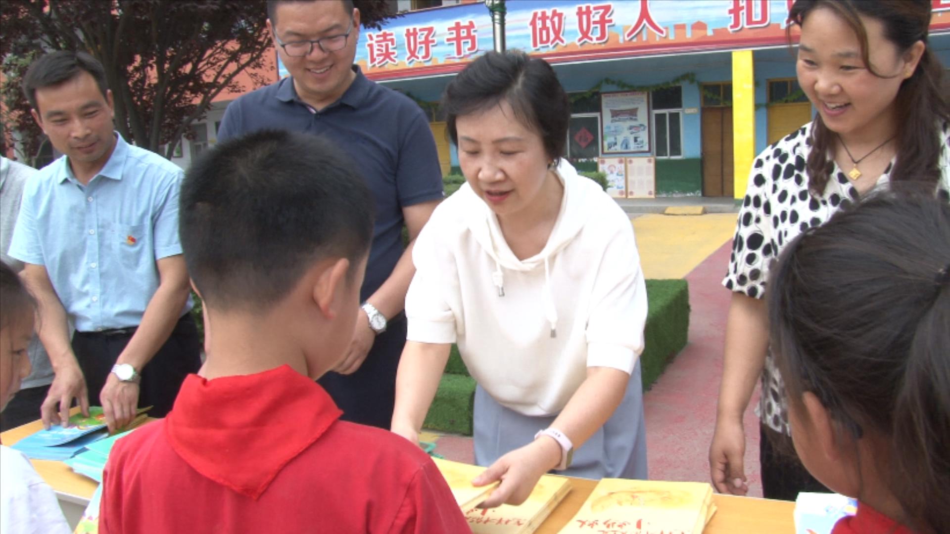 传递书香!河南省公益文化传播基金会向武陟县中水寨村小学捐赠儿童绘本
