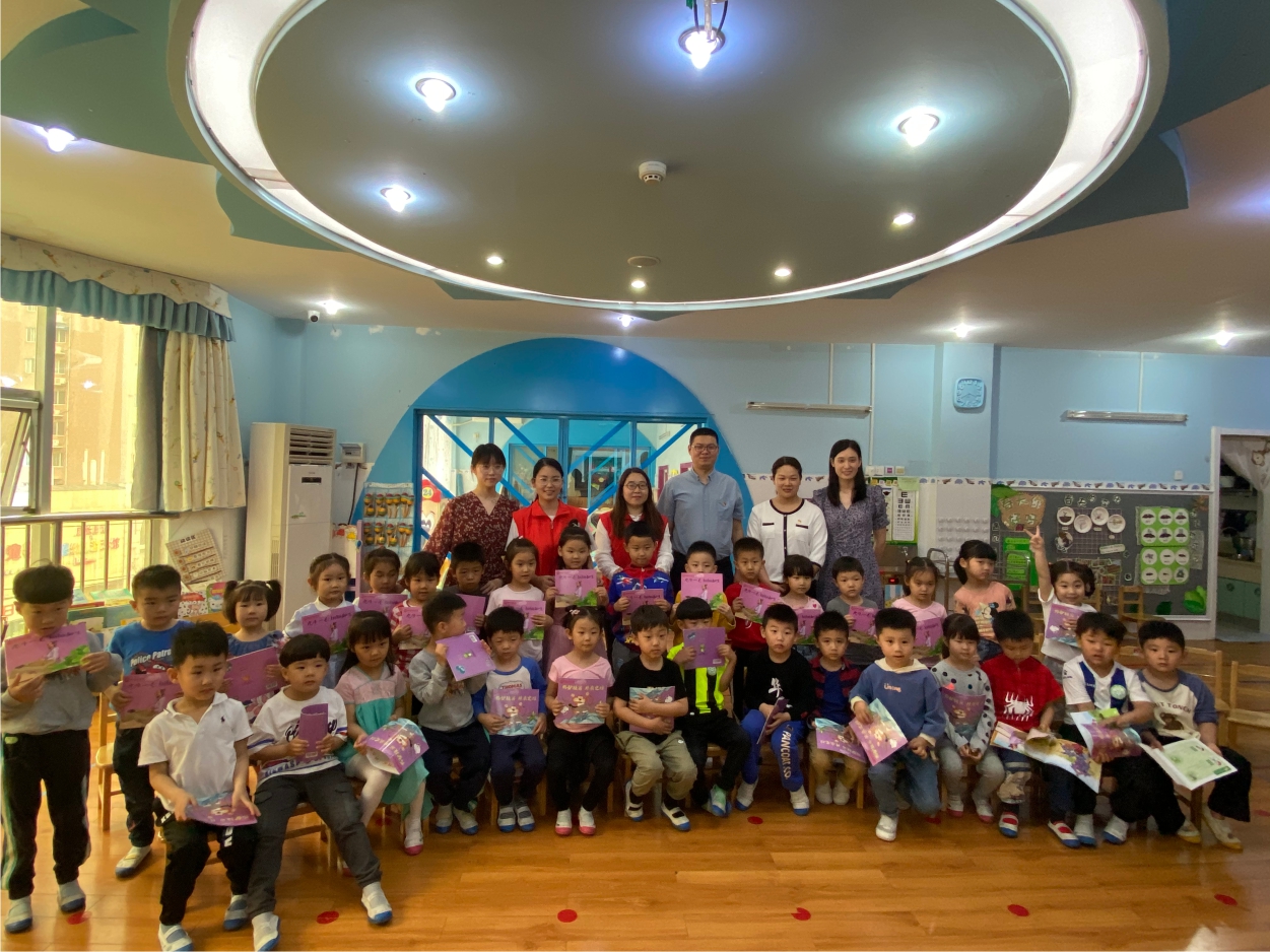 河南省公益文化传播基金会联合华心社工，向金水区第一幼儿园捐赠儿童绘本