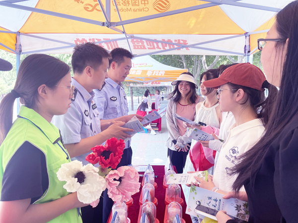 河南郑州：学生加入禁毒志愿者队伍投身公益