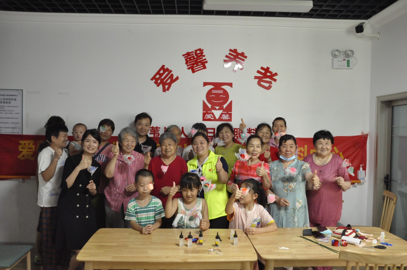 关爱老年，关注幸福：“特别的爱送给你·七夕”手工活动