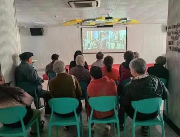 公益电影进社区，居民尽情享用“文化大餐”